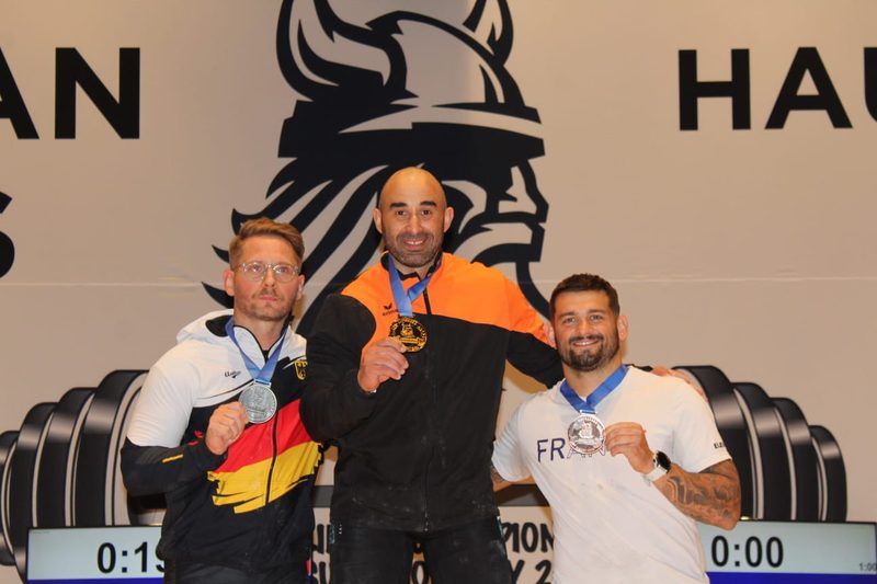 Omar Khathiri met gouden medaille tussen de nummers twee en drie op het podium van het Europees kampioenschap Masters in Noorwegen.