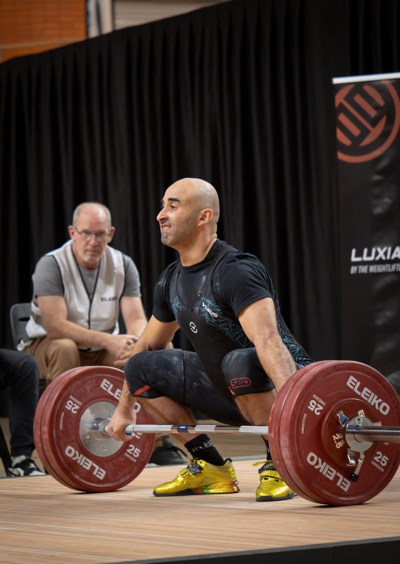 Omar Khathiri in de startpositie van een lift op een wedstrijd.